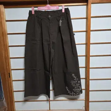 다크 브라운 자수 와이드 팬츠