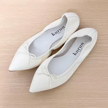 [ kurun TOKYO ] 화이트 스틸레토 플랫슈즈 25.5