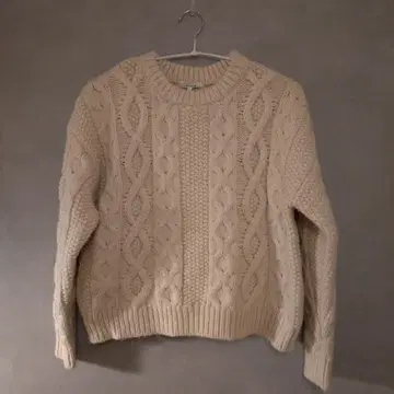 크림색 케이블 니트 스웨터 긴팔