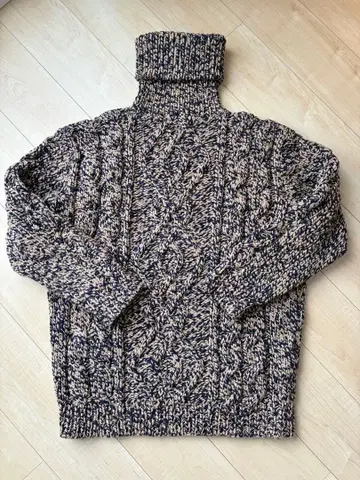 네이비 베이지 터틀넥 니트