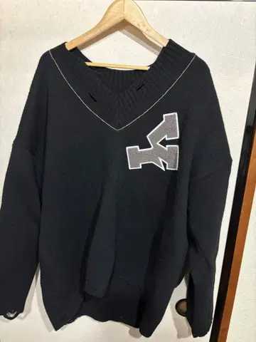 OY DESTROYED LOGO V NECK KNIT 디스트로이드 니트