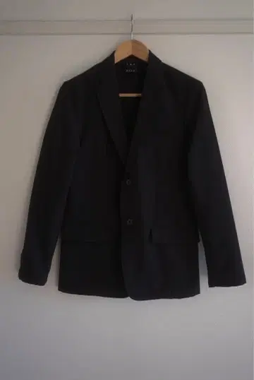 뉴발란스 더 시티 블랙 테일러드 자켓