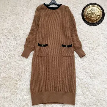 이에나 턱 편직 트리밍 니트 원피스 바이컬러 골드 버튼 브라운