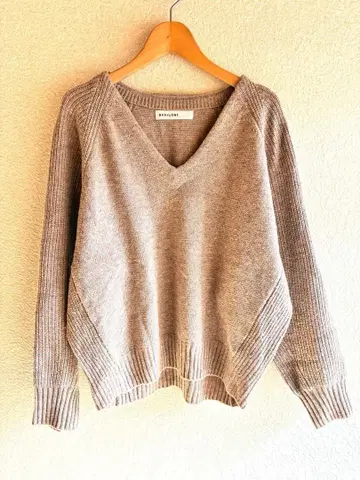BABYLONE 베이지 V넥 니트