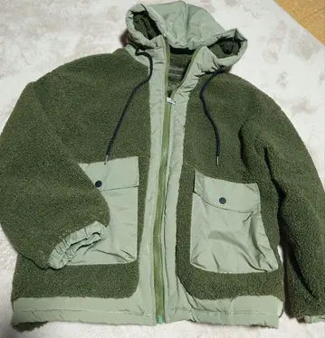 올리브 그린 플리스 자켓 후드 부착