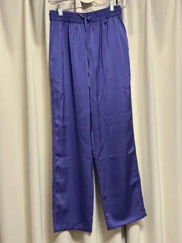 보라색 와이드 팬츠 뒷주머니 부착