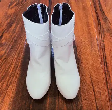 화이트 스트랩 부츠 중간 힐