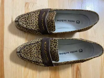 로퍼 스타일에 애니멀 무늬, 쿠션성 있는 깔창, 스포티한 밑창