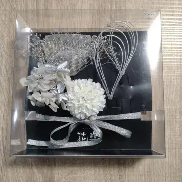 화이트 꽃과 실버 리본의 머리 장식