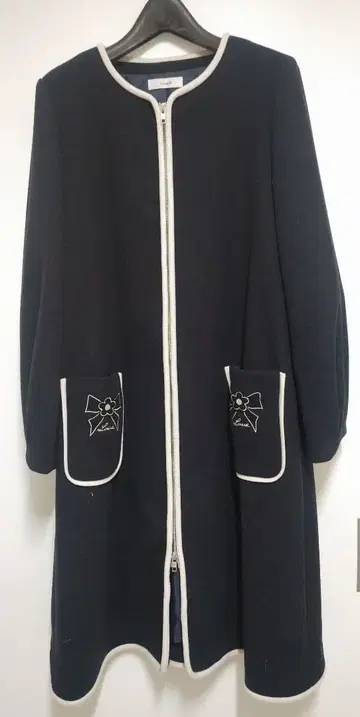 힐튼 호텔에서 구매한 새상품 네이비 리본 자수 포켓 코트 사이즈 42