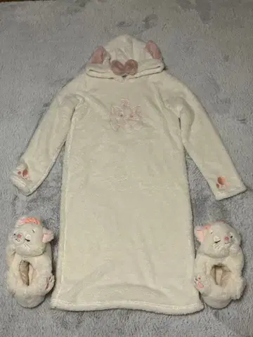 Disney Marie 후드 부착 룸웨어와 슬리퍼 세트