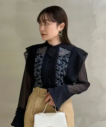 릴리 브라운 스위칭 레이스 블라우스 네이비 자수