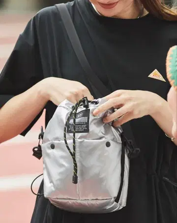 KiU/키우 별주 2WAY 발수 패디드 복조리 미니 숄더백 실버