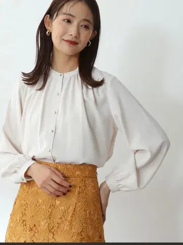 엔 내추럴 뷰티 베이직 골드 버튼 블라우스