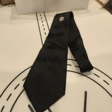 오동나무? 세련된 블랙 넥타이