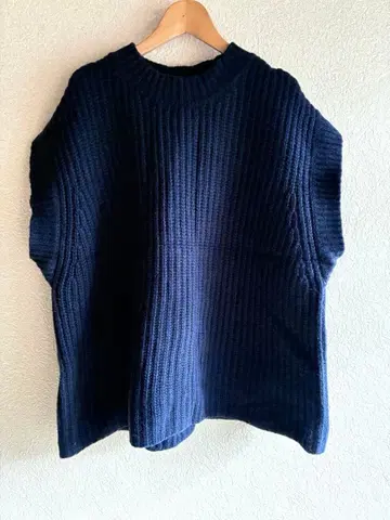 저널 스탠다드 슬리브리스 니트 스웨터 네이비