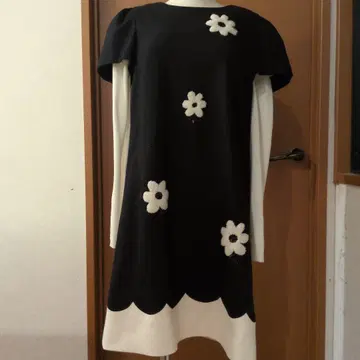 엠즈 그레이시 블랙과 화이트 꽃 자수 무릎 기장 원피스 38 size