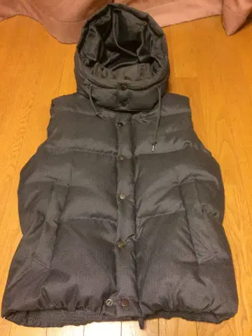 백 넘버 후드 부착 다운 베스트 M 그레이