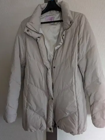 베이지 다운 자켓 후드 부착