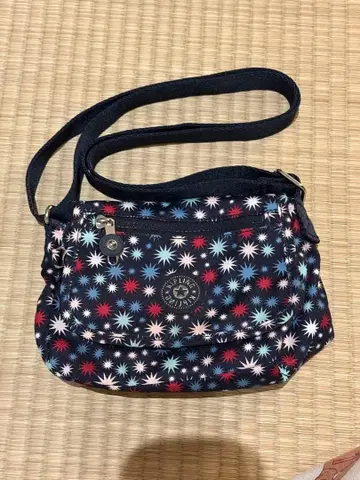 키플링 별 패턴 네이비 숄더백