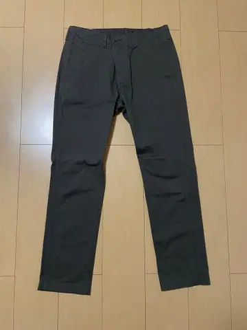다크 그레이 슬림핏 치노 팬츠