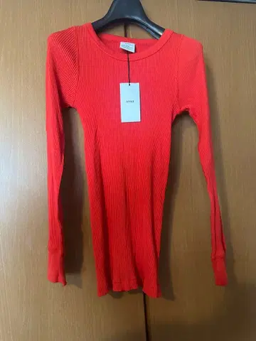 HYKE 리브 긴팔 상의 빨간색 택 포함