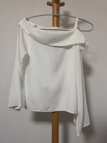 EMMI 오프숄더 화이트 쉬폰 블라우스