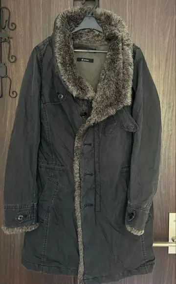 퍼 달린 다크 그레이 모즈 코트