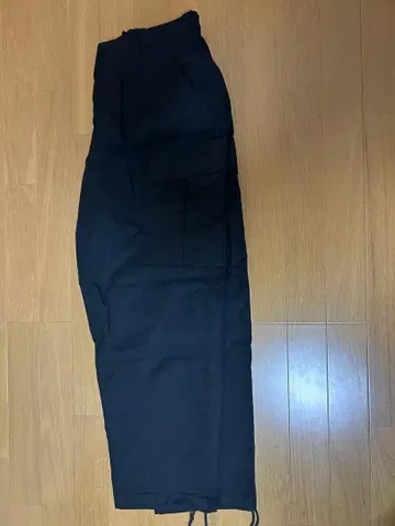 블랙 카고 팬츠 사이드 포켓 포함