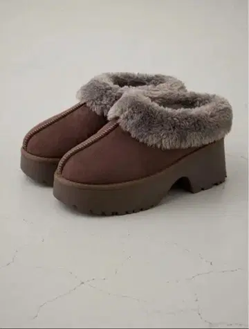 AZUL 통굽 무스탕 힐 디자인 슬립온