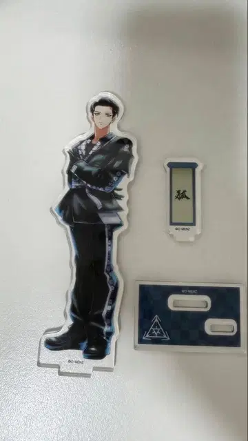 아크릴 스탠드 수트 차림 남성 캐릭터