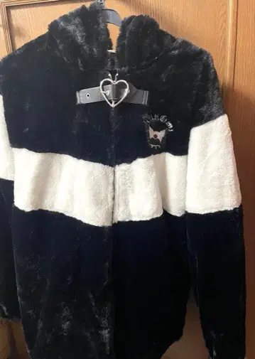 쿠로미 후드 부착 퍼 자켓