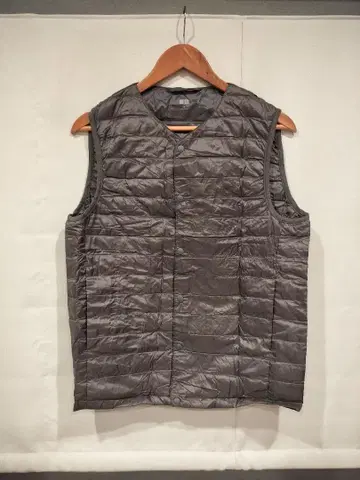 유니클로 울트라 라이트 다운 베스트 차콜 그레이