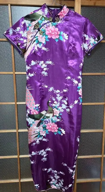 보라색 차이나 드레스 꽃무늬