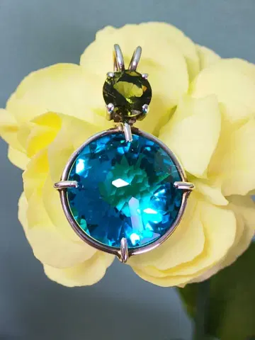 시베리안 블루 쿼츠 & 몰다바이트 펜던트 탑