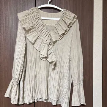 프릴이 달린 베이지 블라우스