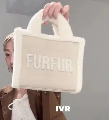 미개봉 완판 색상 FURFUR 무스탕 로고 토트백 IVR