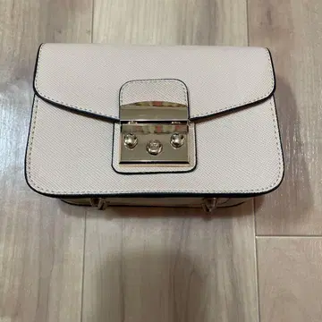 베이지 합성 피혁 숄더백 골드 금장 장식