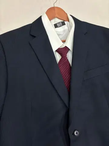 네이비 비즈니스 정장 와인 레드 넥타이 포함