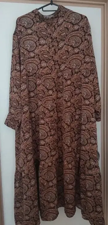 새상품급 [안티카] 티어드 원피스 패턴 페이즐리 무늬의 긴팔 원피스