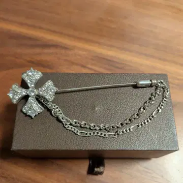 크로스형 브로치