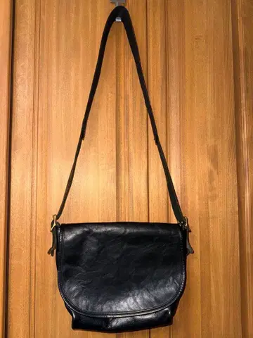 SLOW 블랙 가죽 숄더백 플랩식