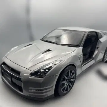 Nissan GT-R 1/18 스케일 모델 실버