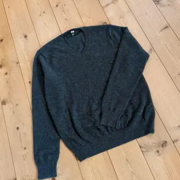 유니클로 캐시미어 100% V넥 스웨터 다크 그레이