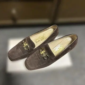 거의 미사용 새상품급 Ferragamo 브라운 로퍼 24