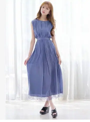 에밀리아 위즈 슬리브리스 플리츠 원피스