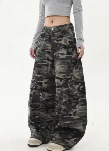 M 사이즈 카모플라쥬 커브 팬츠 배럴 레그 밀리터리 y2k 폭넓은