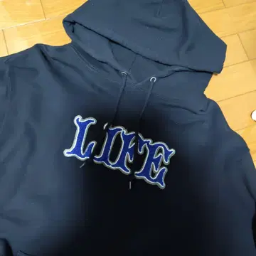 자수 LIFE 로고 네이비 후드티