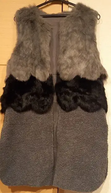 그레이와 블랙 퍼 베스트