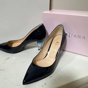 D.IANA 네이비 하이힐